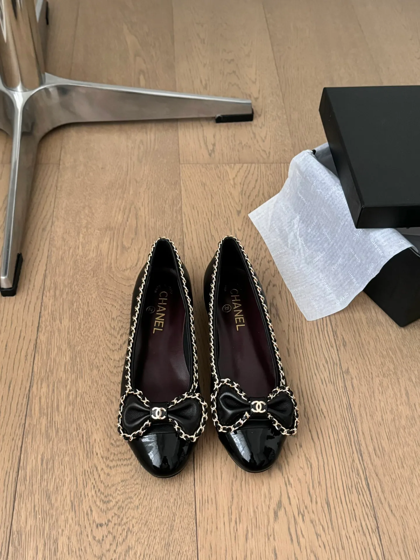 👟👟Ex-factory price 580👟👟 Purchasing agent Chanel Xiaoxiang 24A new chain double C thick heel shoes! 1:1 replica of the original. A classic among classics. It is perfect whether paired with trousers or skirts. The small round head design is very good at modifying the shape of the feet. A must-have for little fairies! The upper is made of imported lambskin, the lining is top-grade mixed sheepskin, and the outsole is imported Italian cowhide. Heel height: 2.5cm. Size: 35-39 (40/41/42/43 customized)